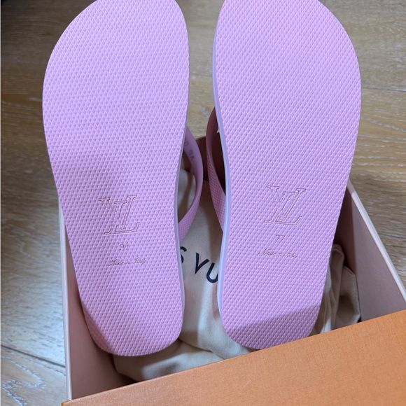BRAND NEW Louis Vuitton Pink and Yellow flipflops - Picture 3 of 4